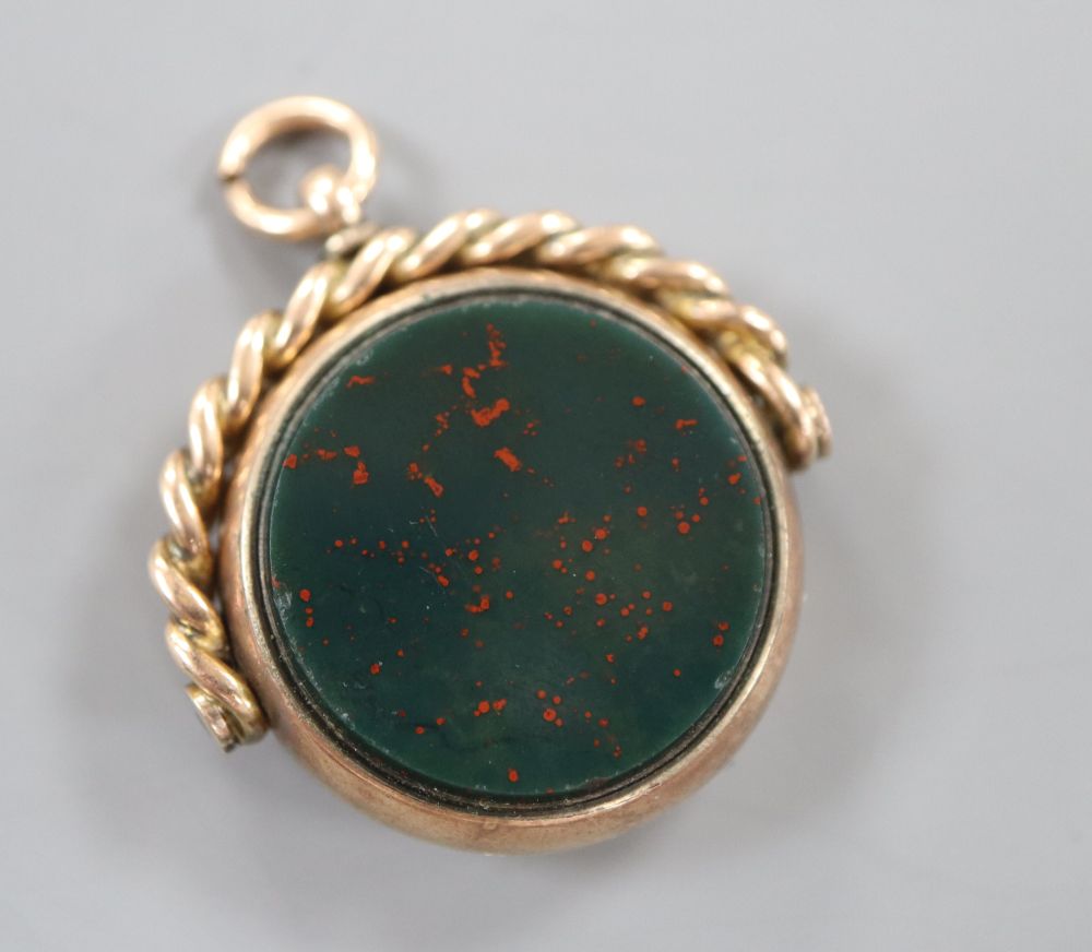 An Edwardian yellow metal, bloodstone and carnelian set spinning fob, overall 31mm, gross weight 11.2 grams.